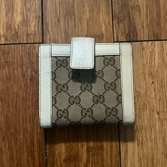 Gucci - Picture 1 of 6